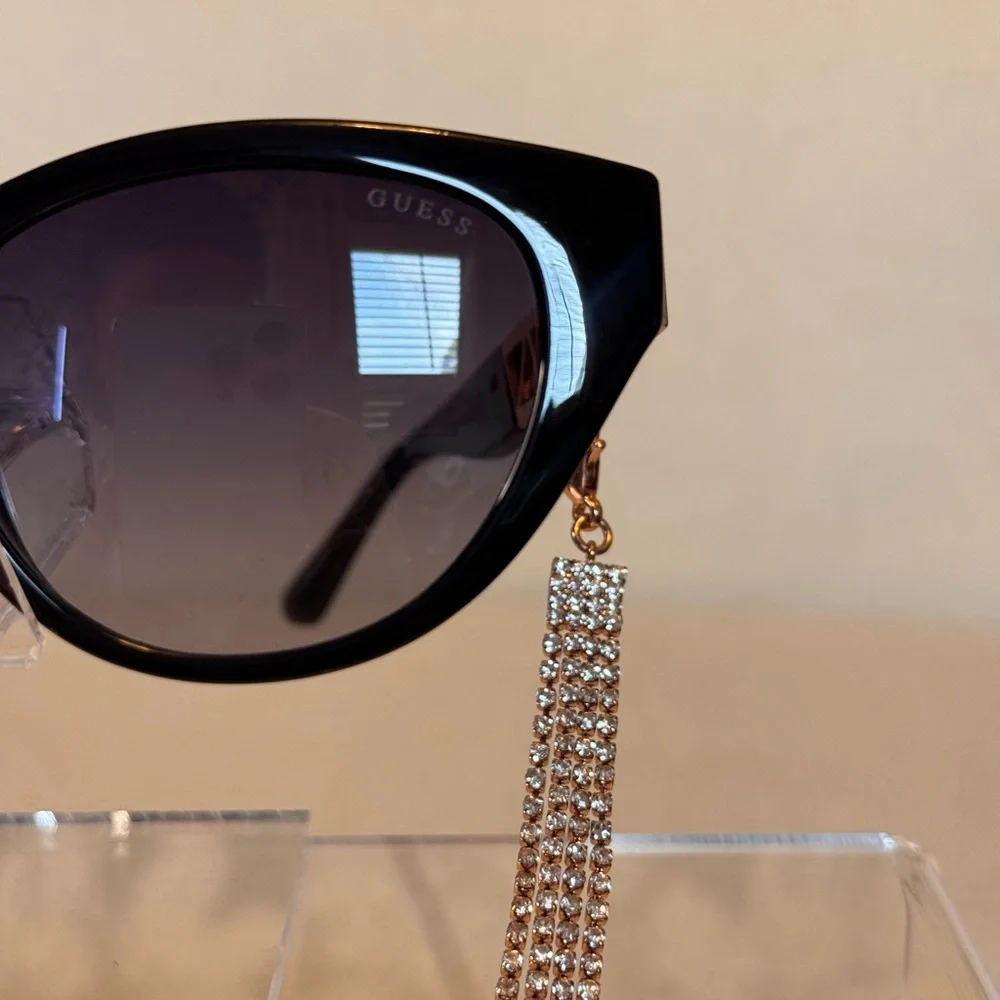 GUESS VIRAL Black Sunglasses with Removable Charms NWT & Dusties - Picture 2 of 10